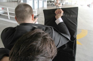 Geantă de laptop pe post de scut antiglonţ
